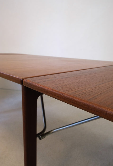 Beautiful, vintage teak wood Børge Mogensen dining table from the 1950's