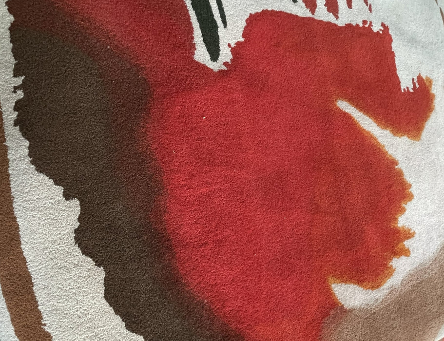 160x240 cm, this rug features an expressive abstract design