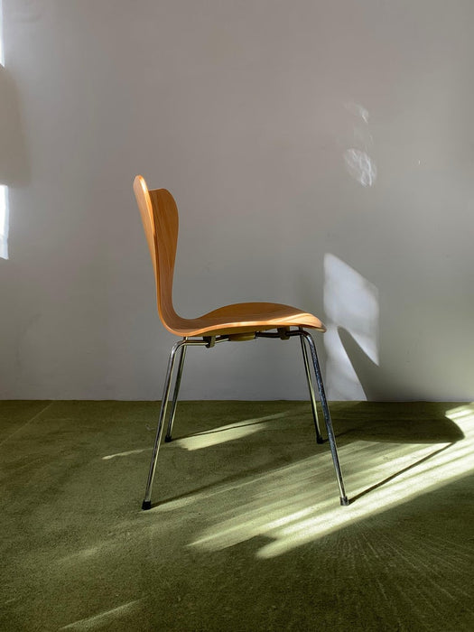 Arne Jacobsen for Fritz Hansen Series 7 Natural Plywood 3017 Chair