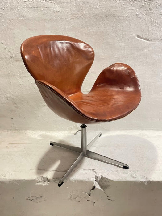 Museum-Quality Early Arne Jacobsen Swan Chair, Fritz Hansen
