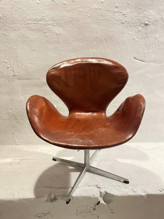 Museum-Quality Early Arne Jacobsen Swan Chair, Fritz Hansen