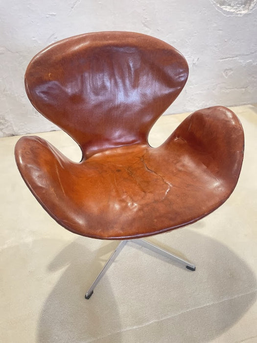 Museum-Quality Early Arne Jacobsen Swan Chair, Fritz Hansen
