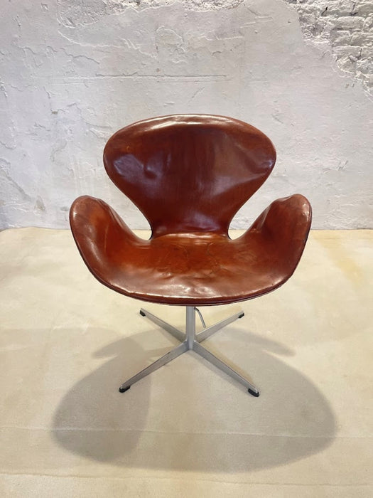 Swan Chair by Arne Jacobsen in Original Cognac Leather, Adjustable Height, Fritz Hansen