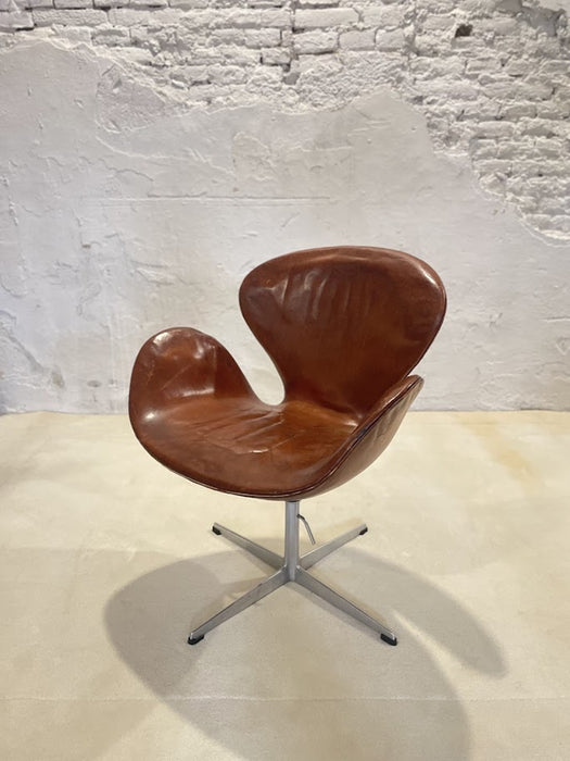 Swan Chair by Arne Jacobsen in Original Cognac Leather, Adjustable Height, Fritz Hansen