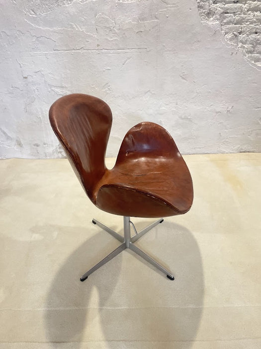 Swan Chair by Arne Jacobsen in Original Cognac Leather, Adjustable Height, Fritz Hansen